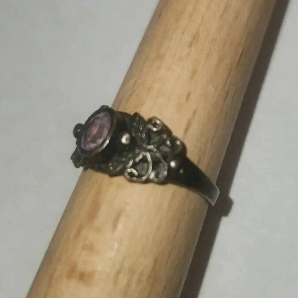 925 sterling silver amethyst ring 2grams antique vintage ring Size 5.5